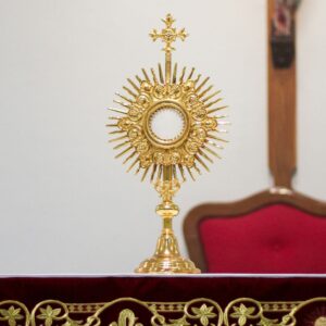 7 Hermosas Oraciones para Hacer Frente al Santísimo Sacramento