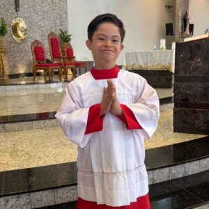 Miguel, el Monaguillo con Síndrome de Down que Emociona con su Fe y Servicio en el Altar