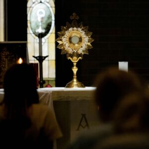 ¿Cómo Acompañar a Jesús en el Santísimo? 15 Maneras Concretas Para Vivir la Hora Santa