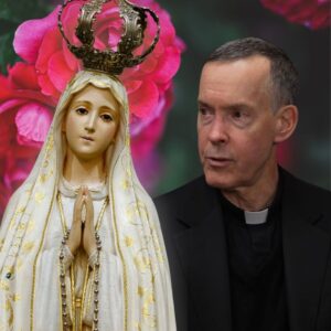 María es la Respuesta a la Crisis Actual: Sacerdote Anima a Rezar el Rosario Todos los Dias