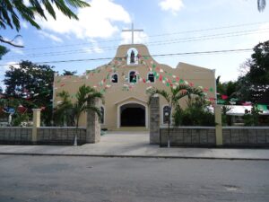 Centro Espiritual se Destaca por sus Tradiciones, Arquitectura, Diseño y Coloridas Vidrieras