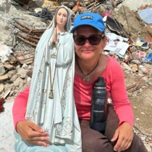 Llevó una Imagen de Fátima Para Restaurarla: el Terremoto Destruyó Todo Menos a Ella