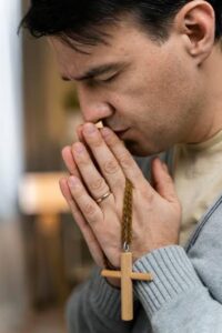 ¿Cómo pedir la Intercesión de un Santo sin Caer en Supersticiones?