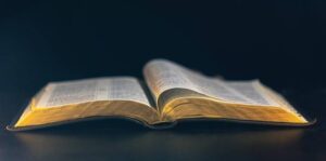 ¿Qué son los Salmos en la Biblia, Cuántos Son y por qué Siguen Siendo una Escuela de Oración?