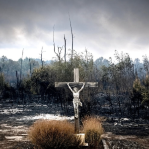 El Fuego Arrasó el Lugar dos Veces, Pero el Crucifijo Permaneció en Pie: la Historia Detrás de la Foto de la que Todos Hablan