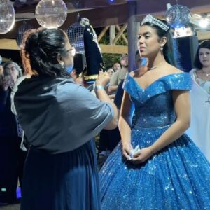 Quinceañera Rinde Emotivo Tributo a la Virgen en sus XV… y se Hace Viral