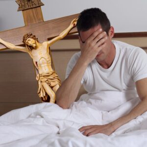 ¿Te Cuesta Conciliar el Sueño? Sacerdote Recomienda Esta Oración Para Antes de Dormir