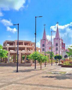 Parroquia San Antonio de Padua Destaca por su Diseño Ecléctico con una Fuerte Influencia Neogótica