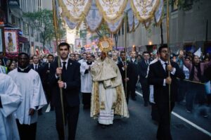 “Estamos Aquí por Amor”: Miles de Católicos Llevan a Jesús Eucaristía a las Calles de Nueva York