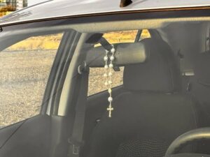 ¿Llevas un Rosario Colgado en el Carro? Esto Significa y lo que Debes Saber